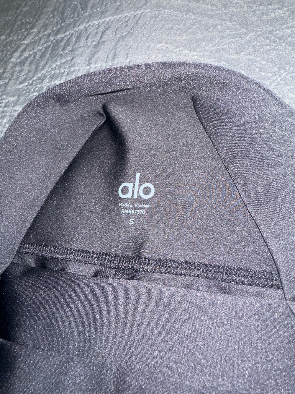 ALO Yoga Black High-Rise Bike Shorts with Subtle Logo - Picture 3 of 3